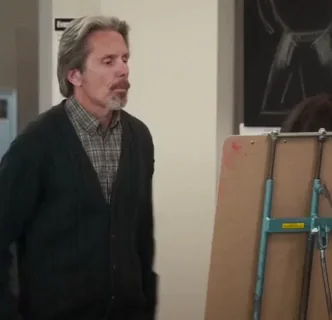 Rashida Jones posing nude in Angie Tribeca