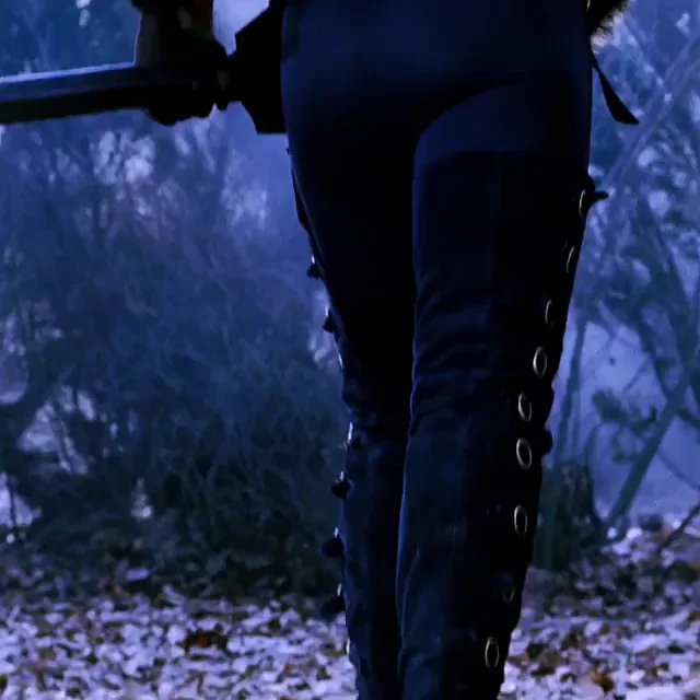 Kate Beckinsale's Sexy Backside Tease in Van Helsing 👀🍑