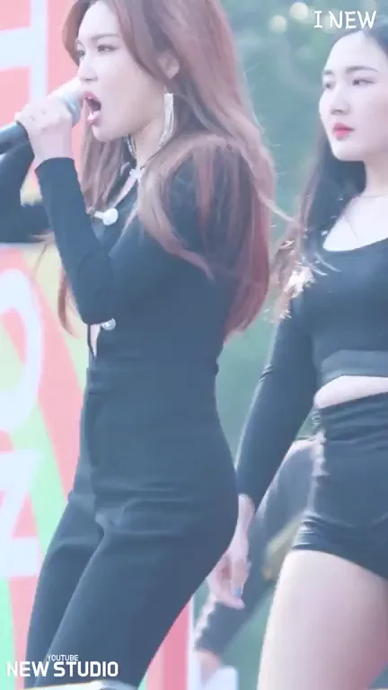 Chungha's Juicy Ass Shaking on Stage 🔥🍑