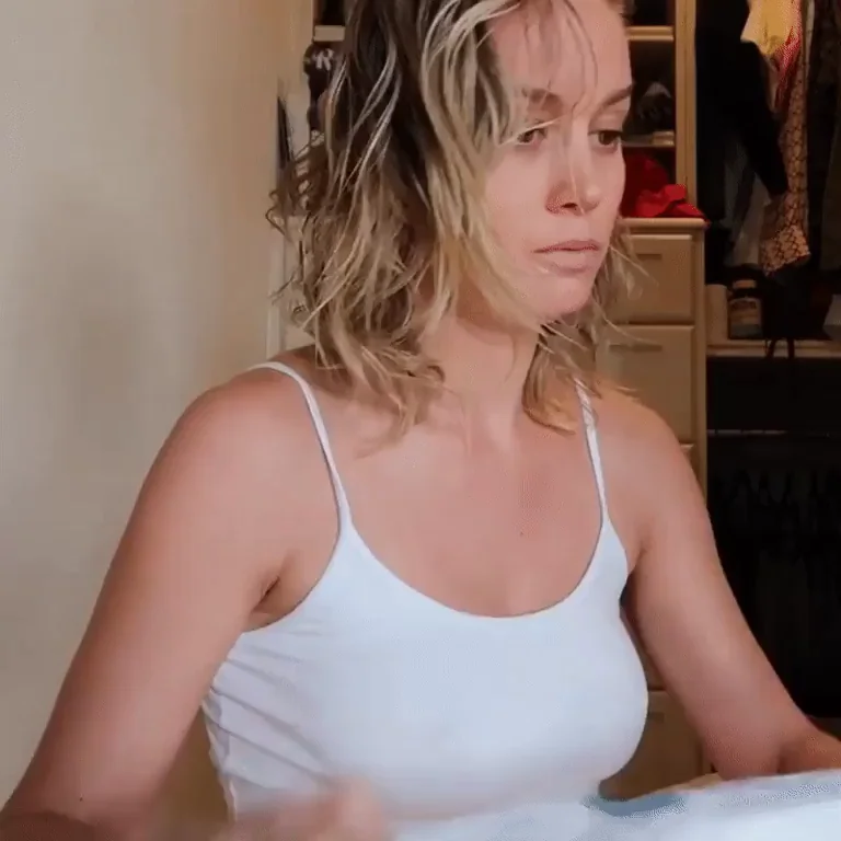 Brie Larson's Braless Tits Jiggle & Bounce 😍💦