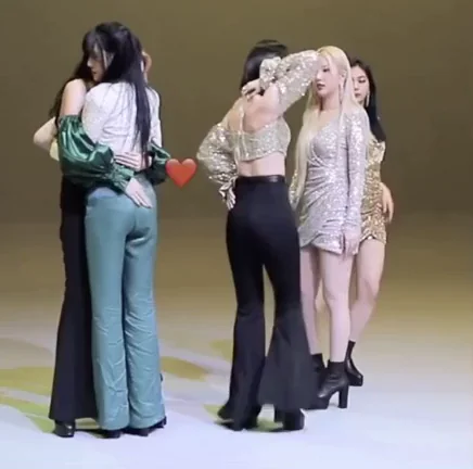 GFriend’s Sowon Naughty Hands on Yuju & SinButt