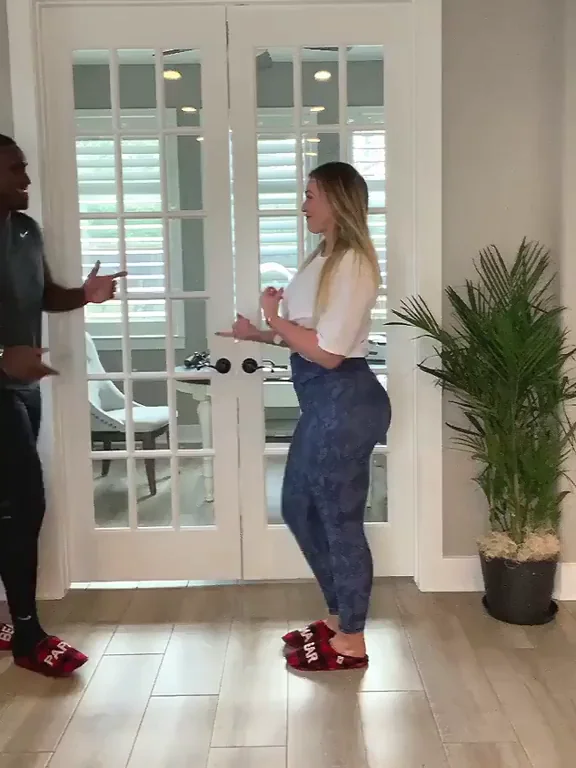 🍑 Iskra's Juicy Ass Gets Treated Right 🔥