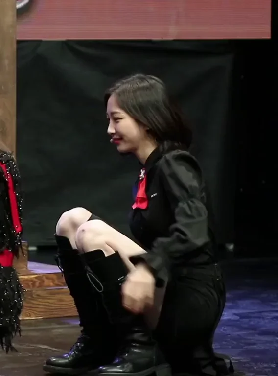 ELRIS Yukyung's thighs