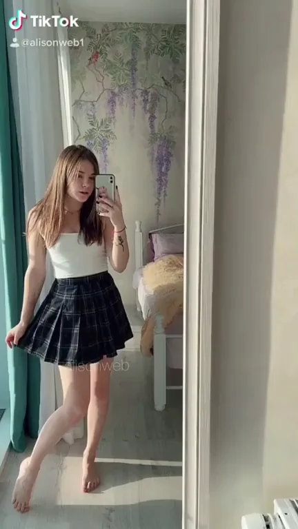 TikTok Teen Sexy Porn GIF ? (More of her free content in the comments)