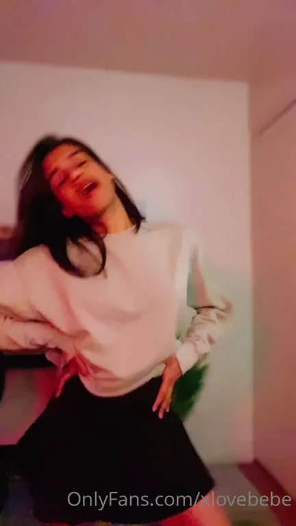 🔥 Slim Hottie Flashes Epic Titties & Teases Ass 🍑
