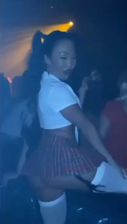 🔥 Naughty Asian Schoolgirl Flashes Ass in Club Chaos 🍑💦