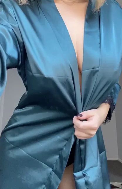 🔥 Tease in Blue Silk: Wait for Her Juicy Ass Reveal & Free Folder! 💦