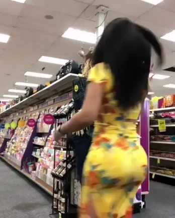 Thick Ebony Babe Shaking Her Massive Ass in Store 🛒🍑🔥