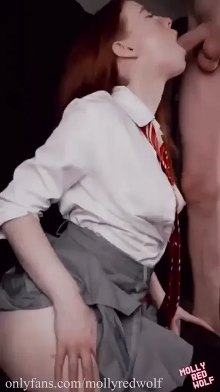 Sexy Ginny Weasley cosplayer gives sloppy blowjob