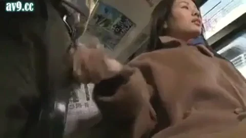 Luck guy get handjob by beautiful woman