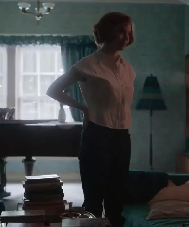 Anya Taylor-Joy's Teasing Tits in Queen's Gambit 😈🍒