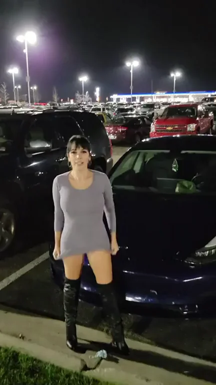 Milf got caught flashing. [GIF]