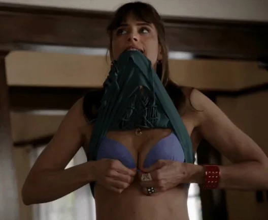 Amanda Peet Teases Tits in Purple Bra 😈💋