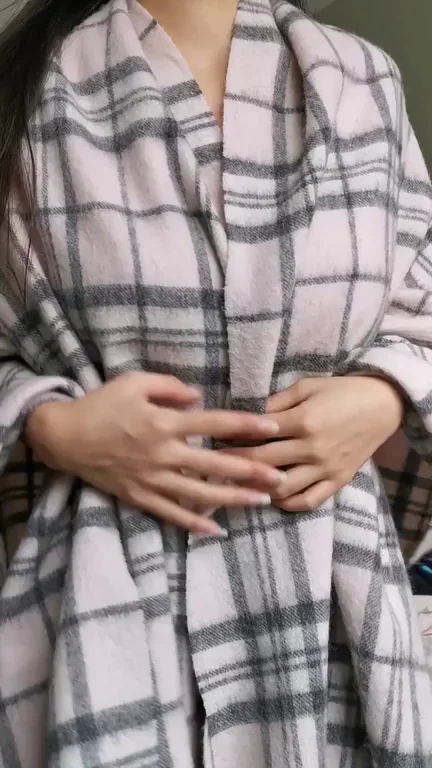 🔥 Scarf Tease: Juicy Asian Babe Flashes Tits & Pussy to Stay 'Warm' 😈🍑