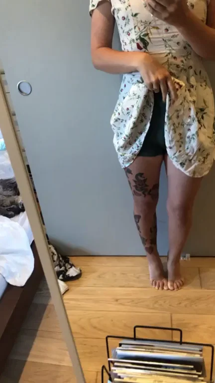 First Post Tease: Juicy Cameltoe in Tight Shorts 😘🔥 (f)
