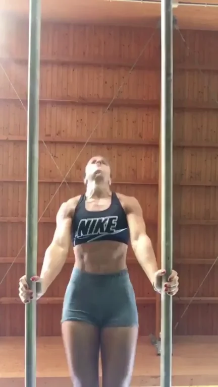 Sonia Malavisi's 🔥 Italian Pole Vaulting Booty Flex 💪🍑