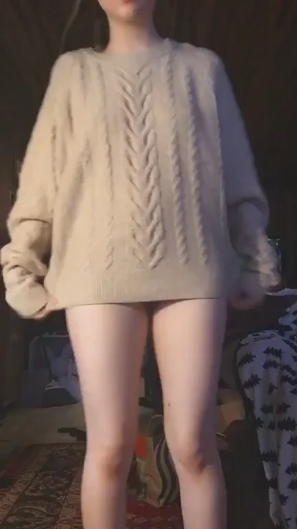 I love hiding under a big ol sweater ?