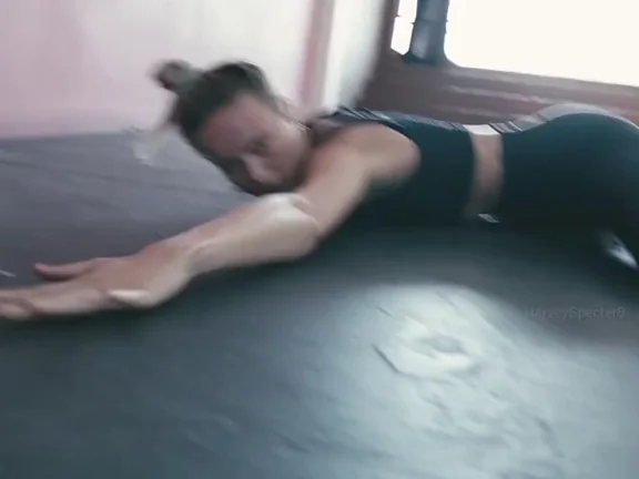 Brie Larson's Juicy Ass Jiggle 🍑💦