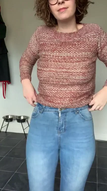 Big Hips vs Tight Jeans: Curvy Babe's Sexy Struggle Striptease