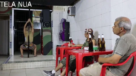 LOIRA GOSTOSA LEVA A LOUCURA DOIS TIOZÃO COM SHOW DE STRIP, E AINDA FODEU GOSTOSO DENTRO DO BAR- com INES VENTURA
