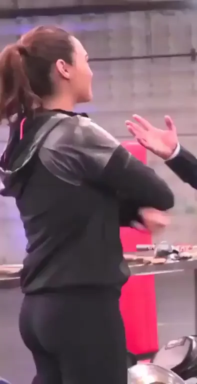 Gal Gadot's Juicy Celebrity Ass in Tight Leggings