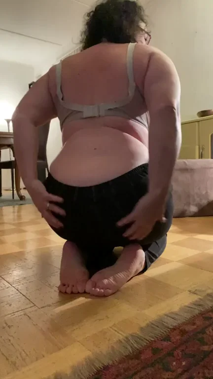 Thick MILF Teases Her Massive Ass in Bedroom 🥵🍑