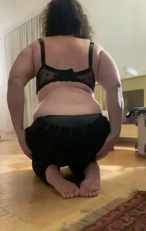 MILF's Massive Ass Tease: Clothes Off, Kneel and Reveal