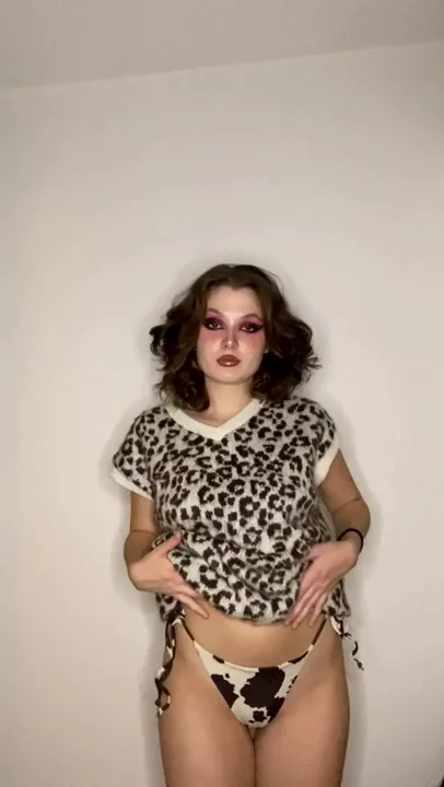 Petite Goth Slut in Cow Bikini: Fuck Me on the First Date? 🐄🍑💦