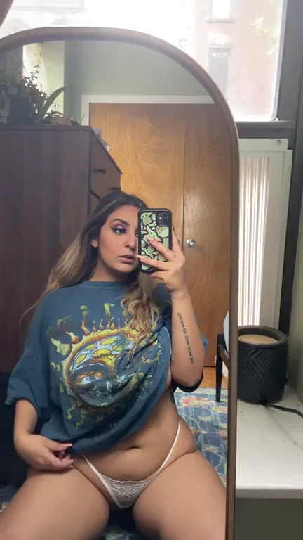 hip cleavage + a lil flash ?