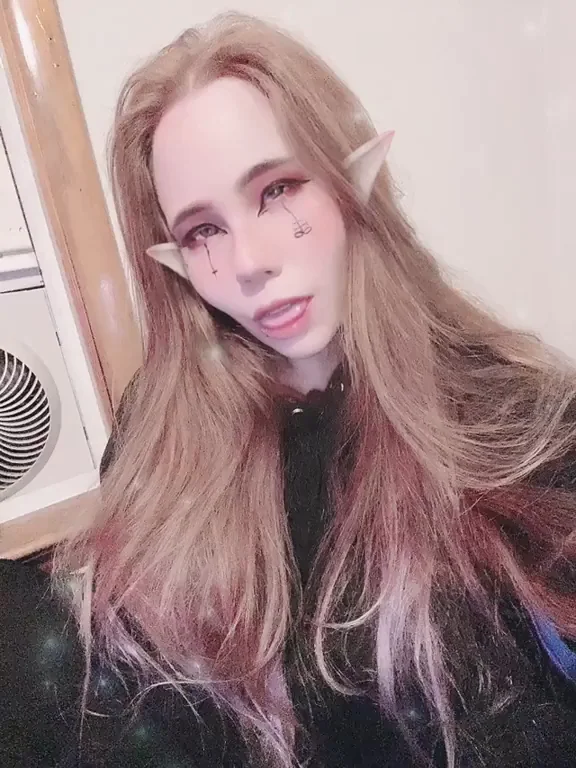 Horny little elf watches Daddy play ?