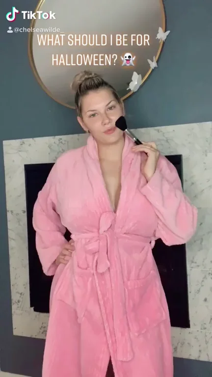Choose my costume - Chelsea Wilde