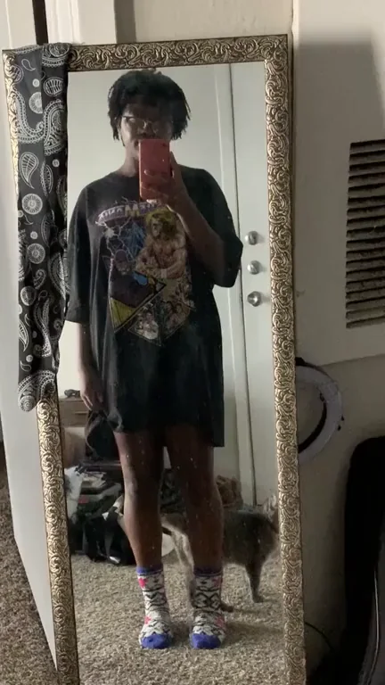 Stacked Babe Struggles to Tease in Smudgy Mirror with One Free Hand 😈🔥