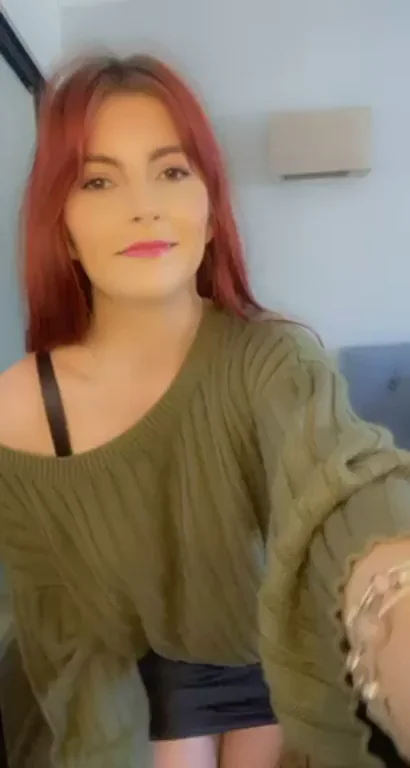 5'1 Redhead Slut Teases Her Juicy Ass - Smash or Pass?