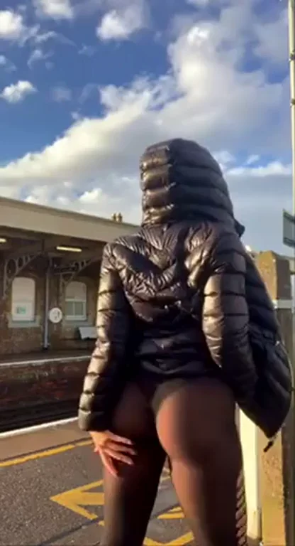 🔥 Shaking That Juicy Big Ass at the Train Station for Daddy 👅🍑