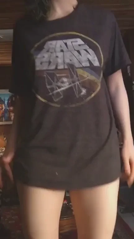 Petite Geek Girl Flashes Pussy in Star Wars Tee 😈👅