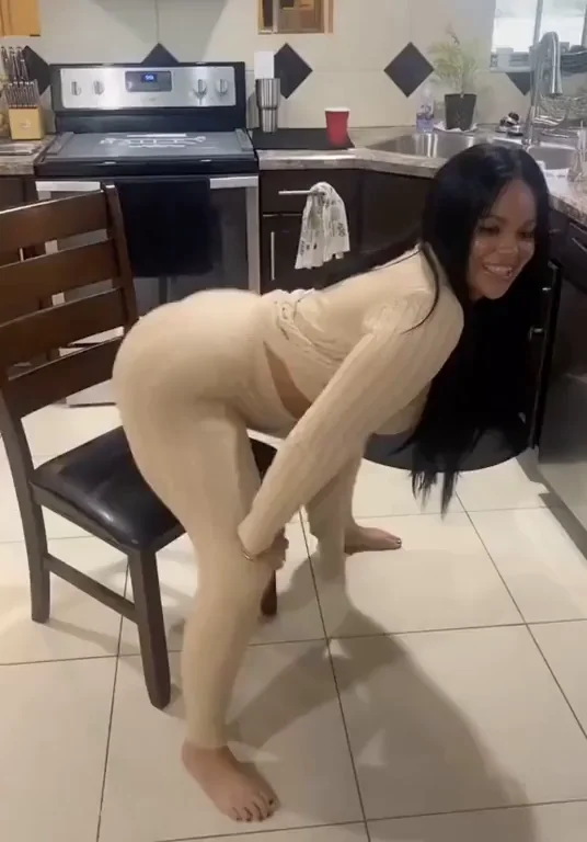 🔥 Kitchen Twerk Queen Shakes Her Juicy Ass in Skin-Tight Bodysuit 🍑💦