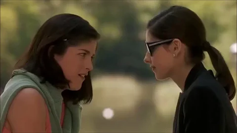 Sarah Michelle Gellar and Selma Blair's Steamy Lesbian Kiss in Cruel Intentions