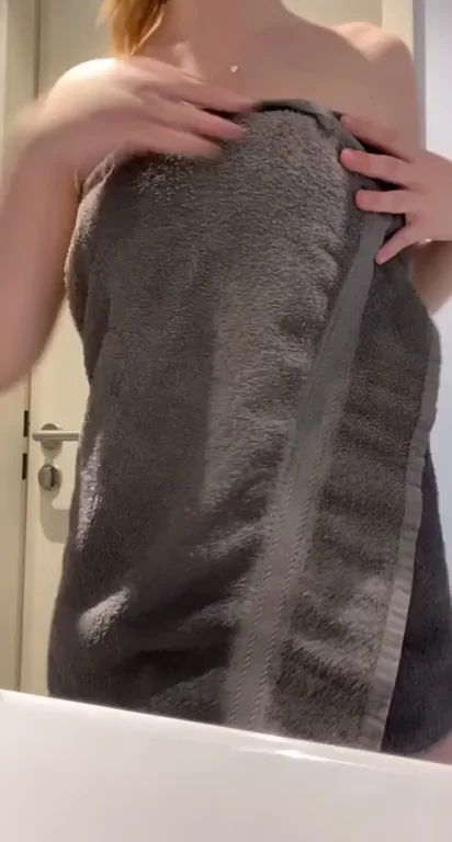 18yo Tease Drops Towel, Begs 'You Love Naked Sluts Right?' 😈🧖‍♀️