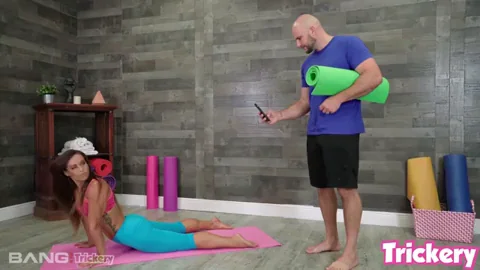 Kelsi Monroe - Kelsi Monroe gets her extra tight pussy stretched out