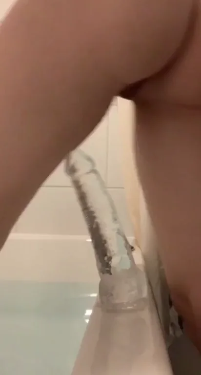 Missing College Hookups: Teen Slut Rides Fat Dildo in Tub 💦🍑