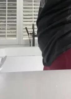 Peeling Off Yoga Pants to Show That Juicy MILF Ass 🍑🔥