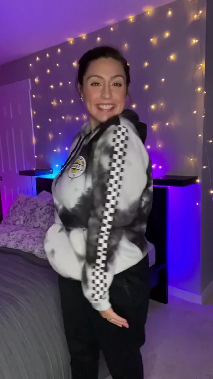 🔥 Free Album Tease in Comments – Curvy Babe's Bedroom Showoff 💦