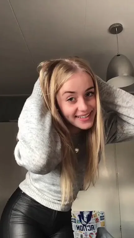 Tight Teen Slut Shaking Her Juicy Ass Waves 🍑💦