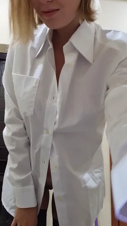 Trophy Tits Tease: Shirt Off Flash 😈👕💦