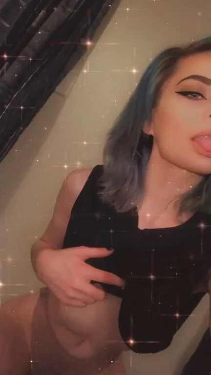 Your favourite little kiwi stoner slut is back ?