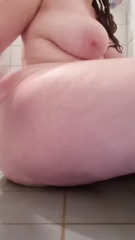 🌊 Curvy Babe's Steamy Morning Shower Tease - New Juicy Angle! 💦🍑
