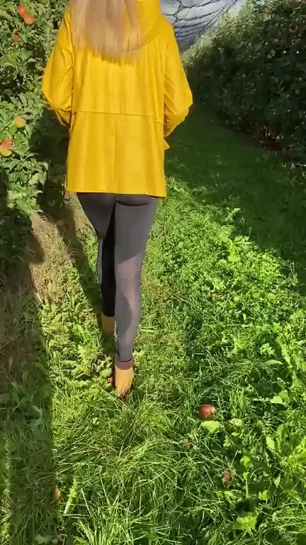 Cum right this way and watch me get naked [GIF][OC]