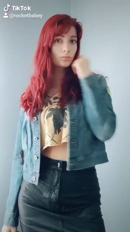 Hiiiiii Redhead Slut Tease in Denim 😈🔥