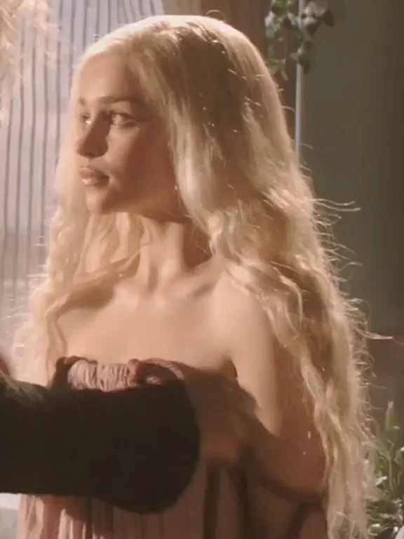 Emilia Clarke's Jiggly Tits Teasing in Game of Thrones