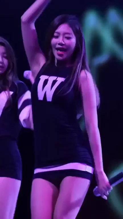 Jiu's Tight Dress Tease from Dreamcatcher 🔥💦